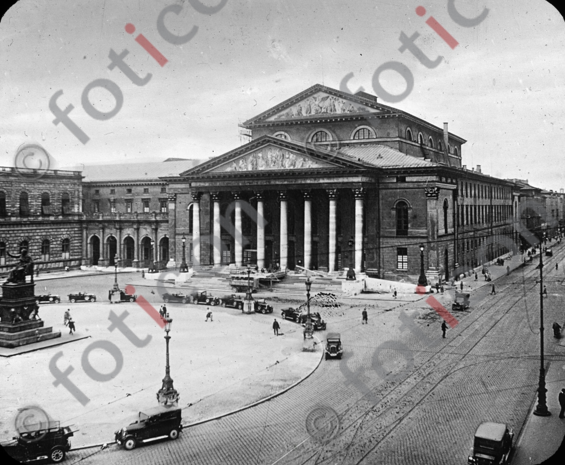 Nationaltheater | National Theater (foticon-simon-162-044-sw.jpg)